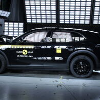 Ein Auto, das im Zuge eines Crashtests frontal gegen ein Hindernis prallt.