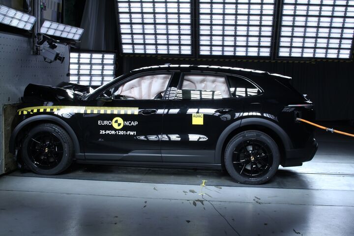 Ein Auto, das im Zuge eines Crashtests frontal gegen ein Hindernis prallt.