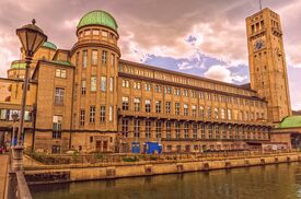 Ein Museum mit einem Uhrenturm am Ufer eines Gewässers