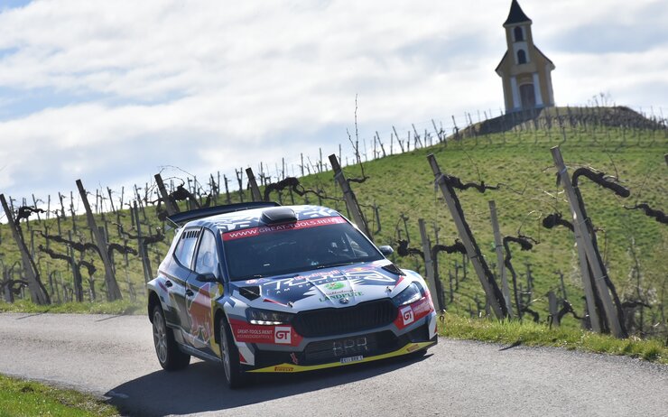 Ein Rallyeauto in der Südsteiermark.