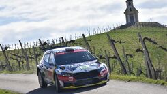 Ein Rallyeauto in der Südsteiermark.