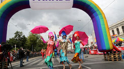 regenbogenparadewien.jpg