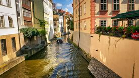 ein kleines Boot auf Teufelskanal auf der Kampa-Insel in Prag
