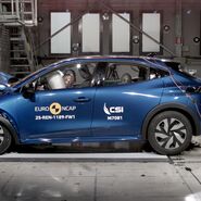 Ein Auto, das im Zuge eines Crashtests frontal gegen ein Hindernis prallt.