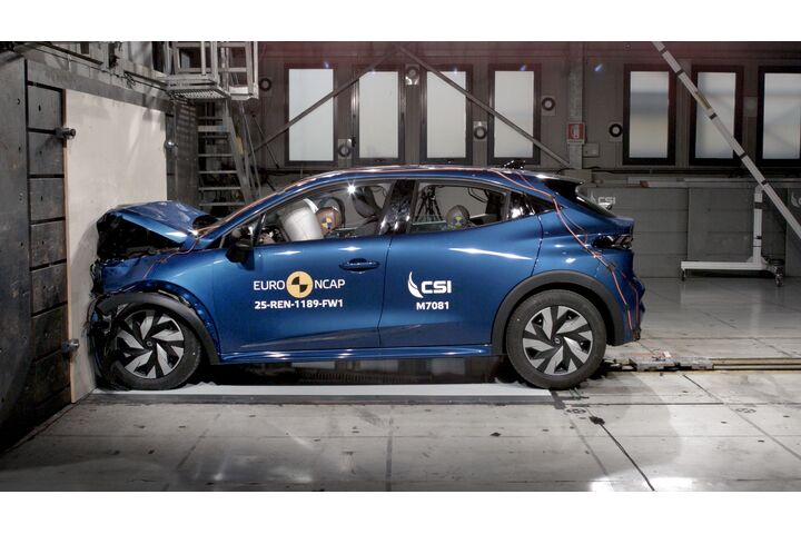 Ein Auto, das im Zuge eines Crashtests frontal gegen ein Hindernis prallt.
