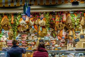 Eine Auslage mit Fleisch und Käse auf einem Markt