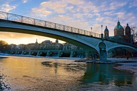 Blick auf die Isar und eine Brücke in München