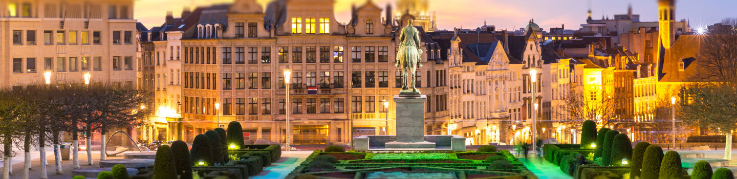 Am Abend erstrahlt der Grand Place in Brüssel in einem Meer aus Lichtern und verstärkt die majestätische Präsenz der umliegenden historischen Gebäude.