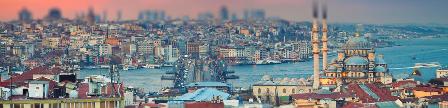 Die pulsierende Stadt Istanbul verbreitet sich um die stolze Sultan-Ahmed-Moschee, während der weite Bosporus im Hintergrund eine beeindruckende Kulisse bietet.