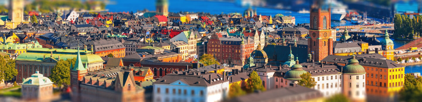 Von oben gesehen, bietet Stockholm im Sommer eine farbenfrohe Szenerie: leuchtend bunte Häuser kontrastieren mit dem funkelnden Wasser der unzähligen Kanäle und Meeresarme.