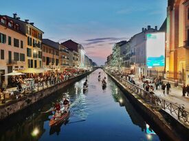 Der Mailänder Navigli-Kanal mit Booten und Häusern rechts und links