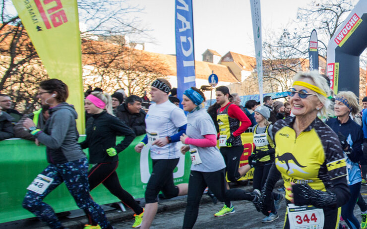 Teilnehmende des Silvesterlaufs in Graz auf dem Lendkai.