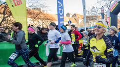 Teilnehmende des Silvesterlaufs in Graz auf dem Lendkai.