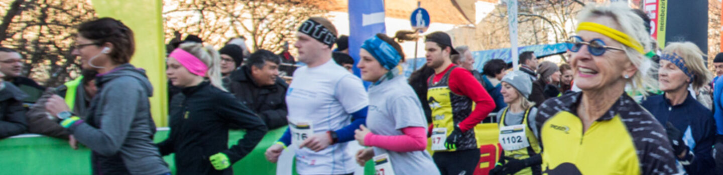Teilnehmende des Silvesterlaufs in Graz auf dem Lendkai.