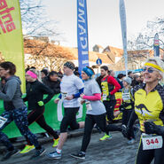 Teilnehmende des Silvesterlaufs in Graz auf dem Lendkai.