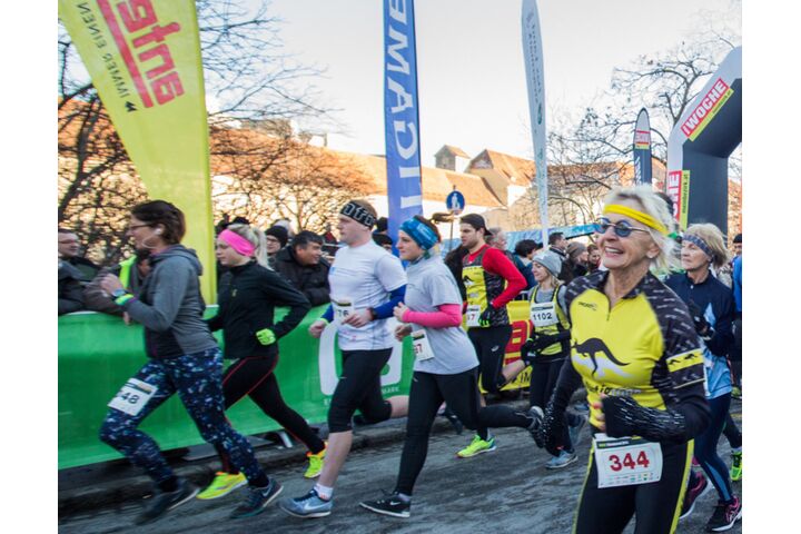 Teilnehmende des Silvesterlaufs in Graz auf dem Lendkai.