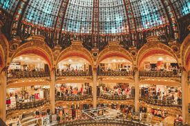 Menschen in den Geschäften der Galeries Lafayette