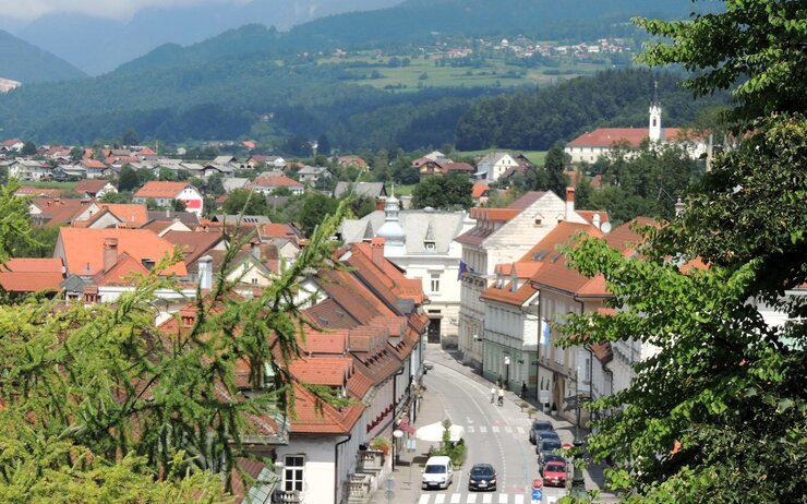 Kamnik (Slowenien) Blick auf die Hauptstraße von Kamnik (Slowenien) mit vorbeifahrenden Fahrzeugen
