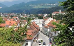 Blick auf die Hauptstraße von Kamnik (Slowenien) mit vorbeifahrenden Fahrzeugen