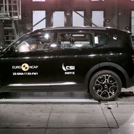 Crashtest: Smart #5 Ein Auto, das im Zuge eines Crashtests frontal gegen ein Hindernis prallt.