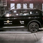 Ein Auto, das im Zuge eines Crashtests frontal gegen ein Hindernis prallt.