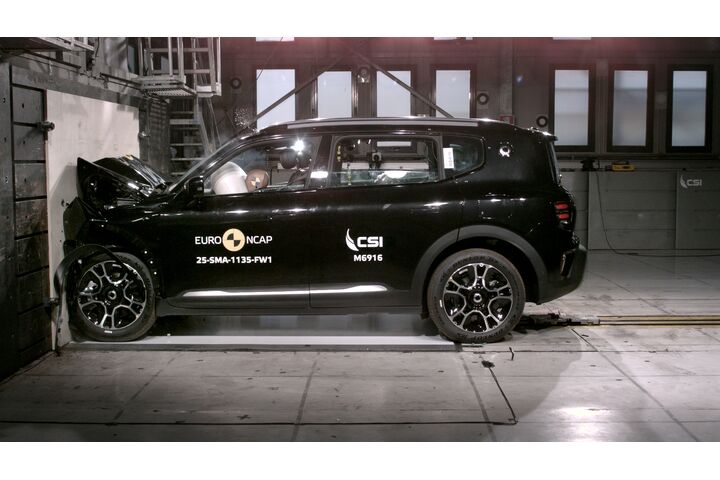 Ein Auto, das im Zuge eines Crashtests frontal gegen ein Hindernis prallt.