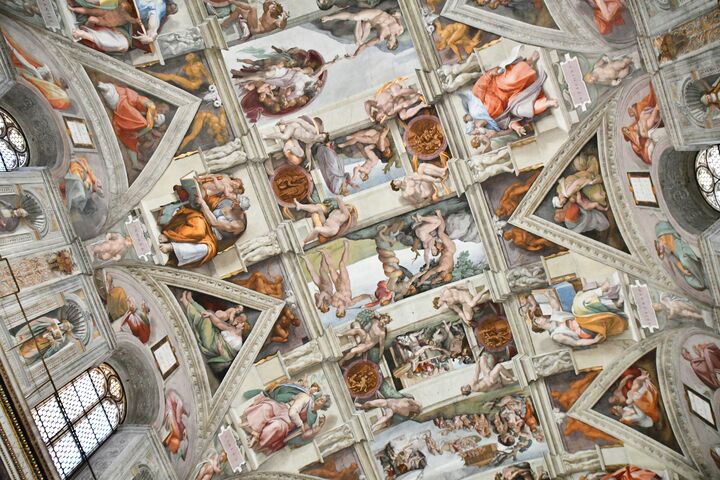 Die von Michelangelo mit Fresken bemalte Decke der Sixtinischen Kapelle