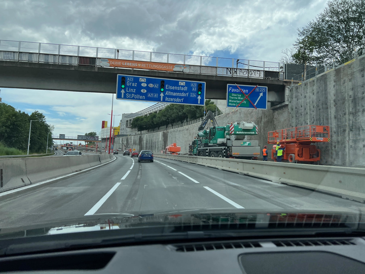 Autobahn mit Fahrzeugen, Baustelle und Sperre der Ausfahrt Verteilerkreis