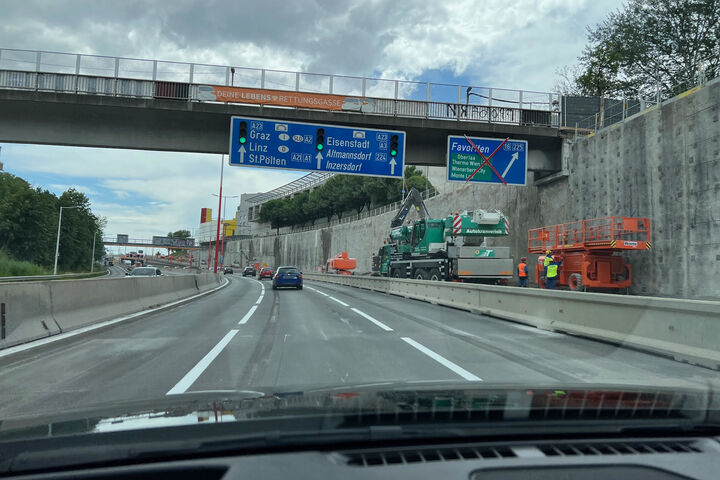 Autobahn mit Fahrzeugen, Baustelle und Sperre der Ausfahrt Verteilerkreis