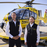 2 Männer vor einem ÖAMTC Hubschrauber