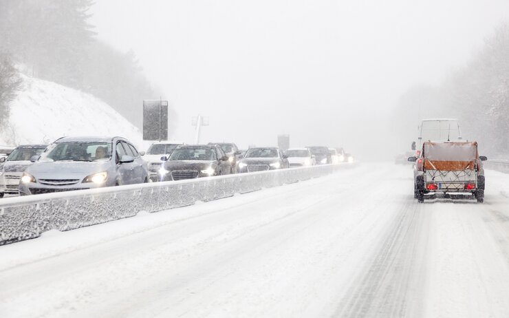 Starker Schneefall auf Autobahn Starker Schneefall auf Autobahn iStock/typhoonski