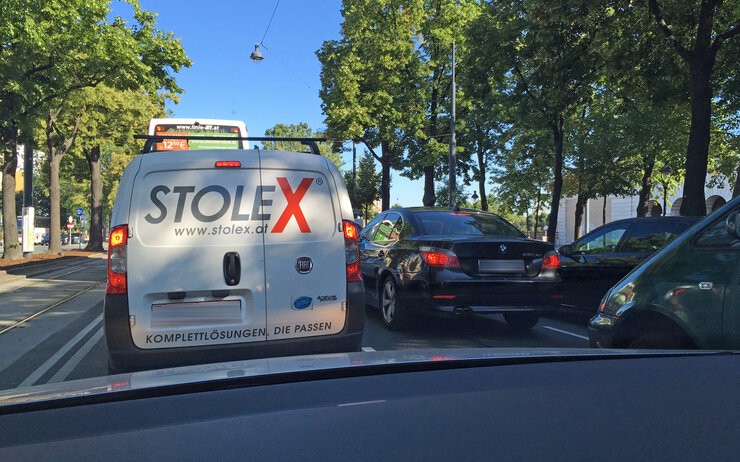 Viele Autos stehen im Stau auf Wiener Ringstraße