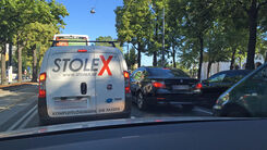 Viele Autos stehen im Stau auf Wiener Ringstraße