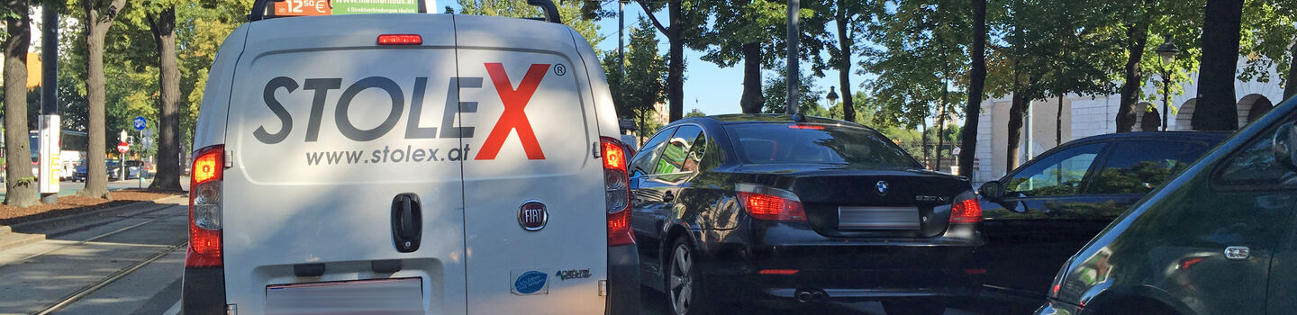 Viele Autos stehen im Stau auf Wiener Ringstraße