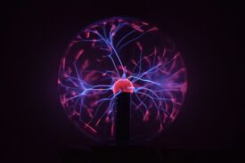 eine elektrostatische Kugel mit bunten Wellen