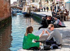 Menschen am Ufer eines Kanals in Venedig