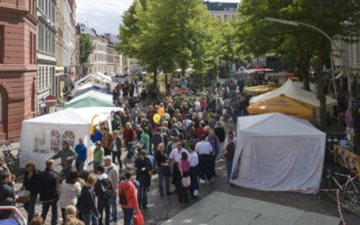 Menschenansammlung vor den Straßenständen