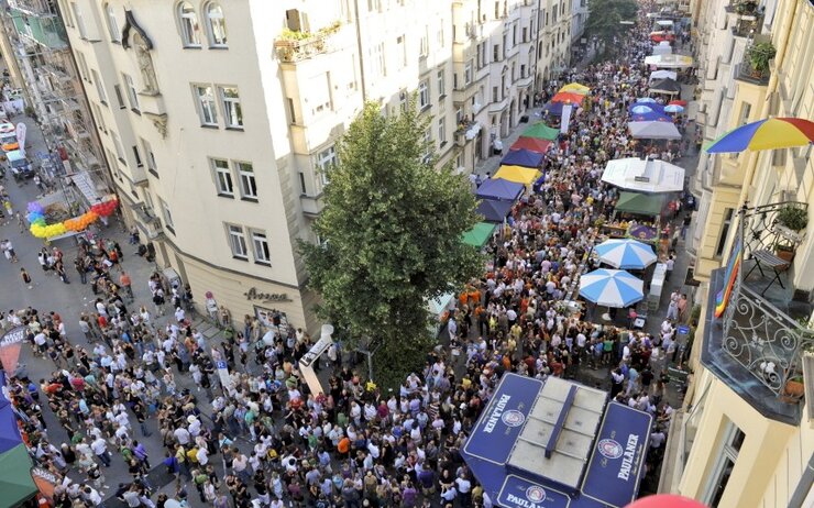 Menschenansammlung vor den Straßenständen