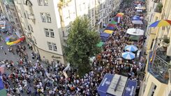 Menschenansammlung vor den Straßenständen