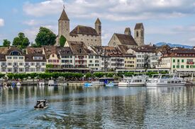 Blick auf eine historische Stadt mit einer alten Burg
