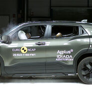 Ein Auto, das im Zuge eines Crashtests frontal gegen ein Hindernis prallt.