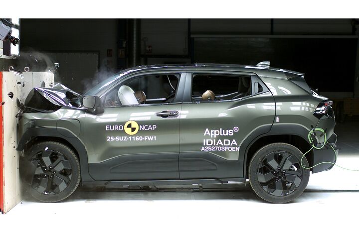 Ein Auto, das im Zuge eines Crashtests frontal gegen ein Hindernis prallt.