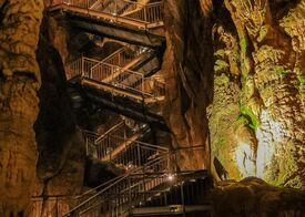 Eine beleuchtete Höhle mit angelegten Treppen