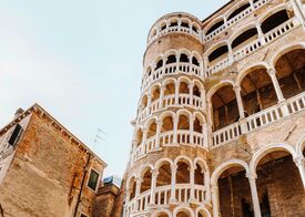 Ein Turm mit einer Wendeltreppe und Arkaden
