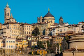 Blick über Bergamo und seine terrassenförmigen Häuser und Türme