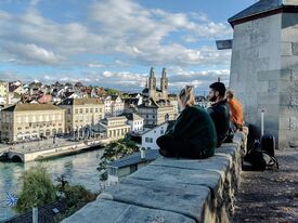 Menschen, die die Aussicht auf Zürich von einem Aussichtspunkt genießen