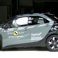 Ein Auto, das im Zuge eines Crashtests frontal gegen ein Hindernis prallt.