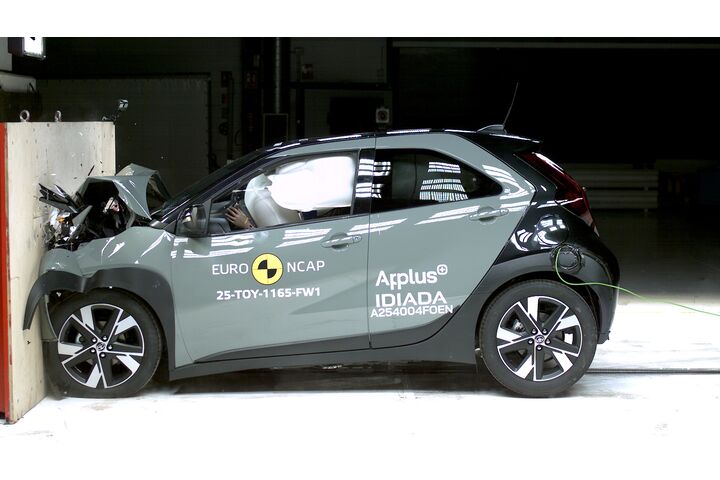 Ein Auto, das im Zuge eines Crashtests frontal gegen ein Hindernis prallt.