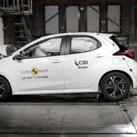 Ein Auto, das im Zuge eines Crashtests frontal gegen ein Hindernis prallt.