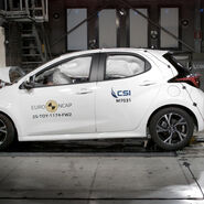 Ein Auto, das im Zuge eines Crashtests frontal gegen ein Hindernis prallt.